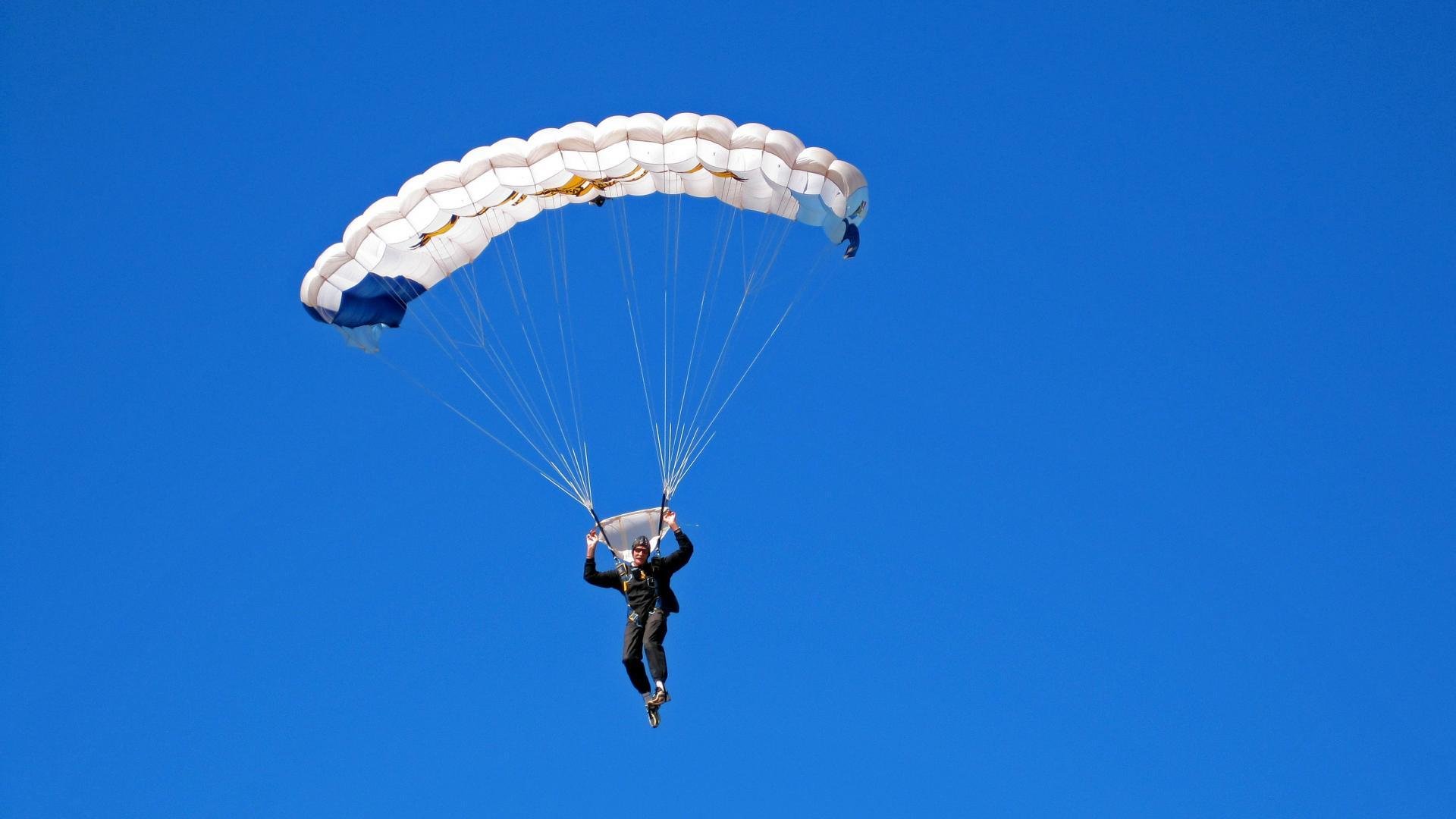 《电竞界的“金牌搭档”:合作背后的故事》,电竞与品牌合作