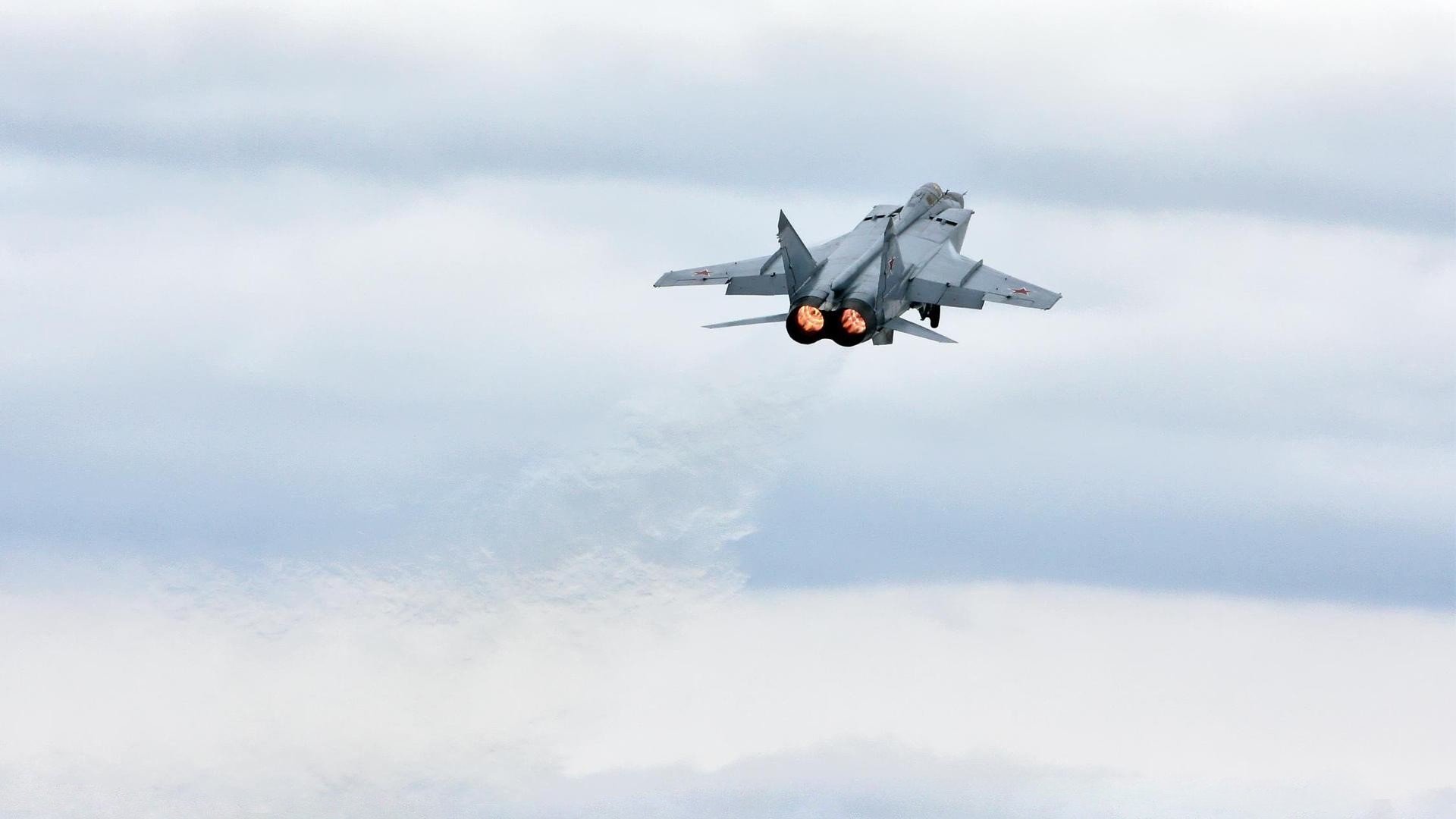 爱游戏电竞官网-步行者险胜太阳，哈利伯顿抛投稳稳命中，哈利伯顿选秀报告