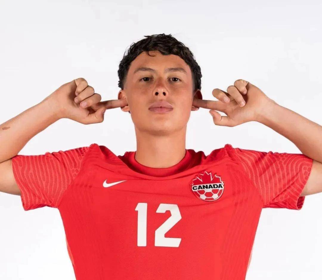 包含爱游戏APP：中国足球明星球员专访，背后的故事令人动容的词条