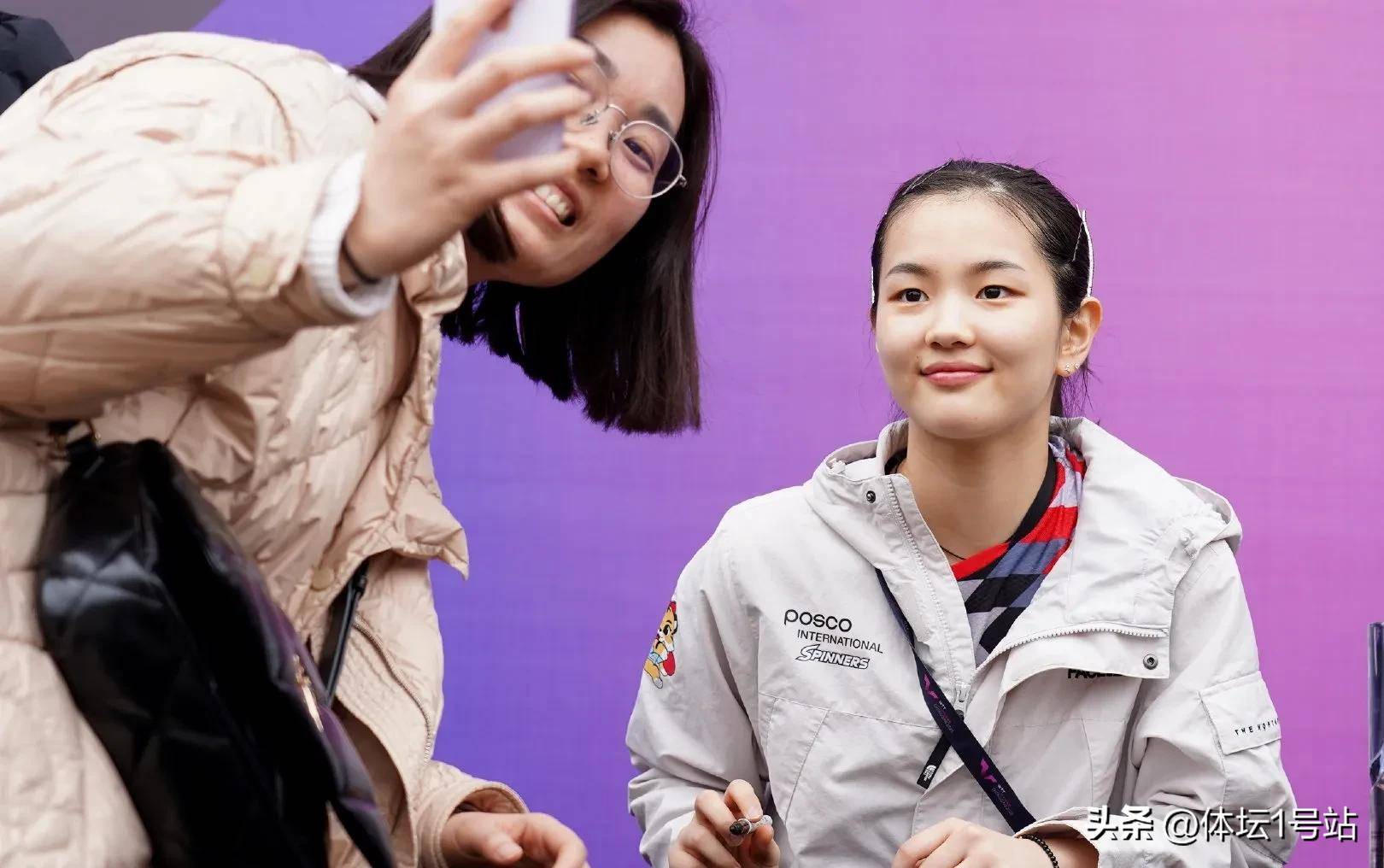 爱游戏APP:中国女足门将赵丽娜“明明可以靠脸吃饭，却偏要靠实力”，球迷：“女神”！的简单介绍